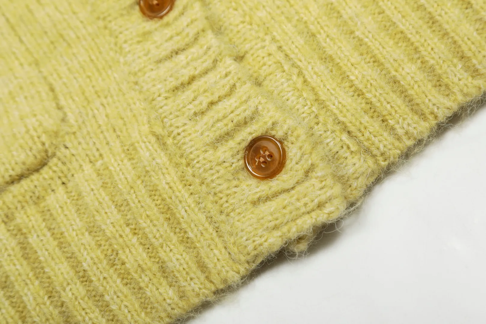 VIVI137 vivienne west wood 25th new spring style cardigan with three-color yarn splicing and embroidered chapter design 🧩 5.5-count custom-woven and dyed tunic wool, definitely not the spandex imitation wool on the market 🧩100% restoration of heavy-duty weaving method loose cuffs restored original pattern 🧩super high embroidery density single chapter 20,000 stitches of embroidery 🧩100% chemically tested custom-woven and dyed wool 0 color difference Size: 1 yard (90-110 pounds) 2 yards (110-130 pounds) 3 yards (130-150 pounds) Color: gray yellow